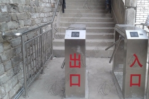 室外?三輥閘下雨天怎么做防護？創(chuàng)新通西安三輥閘廠家為您詳細(xì)介紹