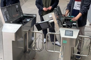 “電子哨兵”擺閘！刷臉即可顯示綠碼核酸等多項成果
